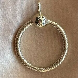 Pandora Moments Small O Pendant
Sterling silver